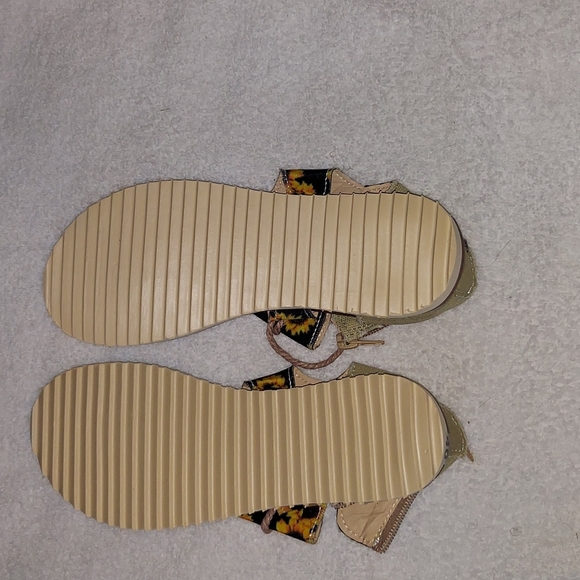Sunflower Sandals - Picture 4 of 4